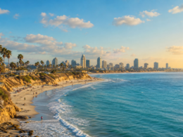 Sunny San Diego coastline with palm trees and the Pacific ocean, a weekend travel guide